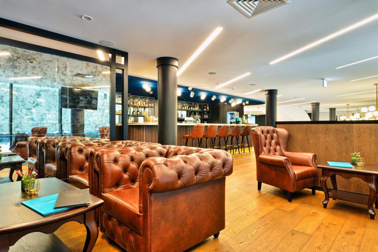 Hotel Ferreus Modern Art Deco كراكوفيا المظهر الخارجي الصورة The lounge at London Heathrow Airport