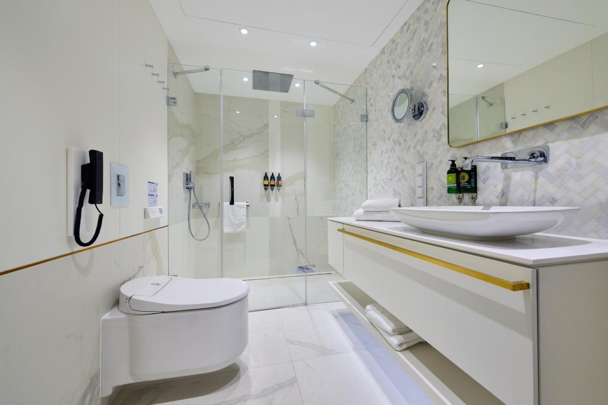 Hotel Ferreus Modern Art Deco كراكوفيا المظهر الخارجي الصورة A modern bathroom